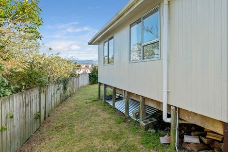 Photo of property in 7 Kelvin Place, Westown, New Plymouth, 4310