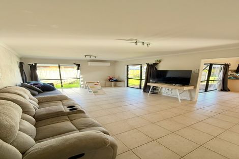 Photo of property in 24 Newbegin Place, Weymouth, Auckland, 2103