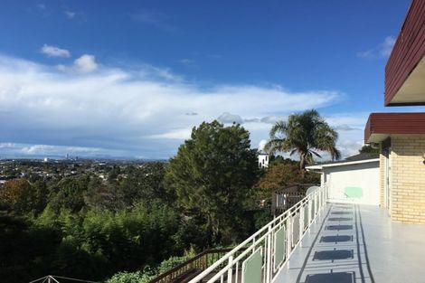 Photo of property in 637 Glenfield Road, Totara Vale, Auckland, 0629