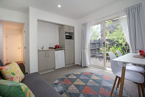 Photo of property in 2 Harbour Lights Close, West Harbour, Auckland, 0618