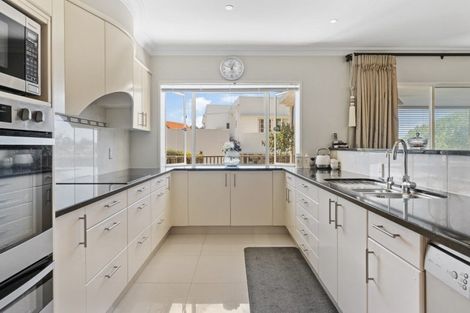 Photo of property in 2 Eighth Avenue, Tauranga, 3110