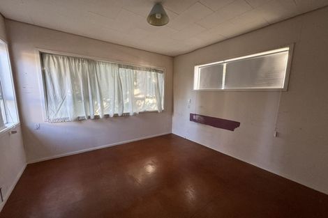 Photo of property in 21 Holdaway Avenue, Northcote, Auckland, 0627