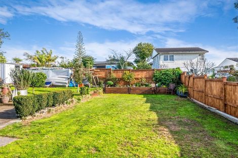 Photo of property in 25 Borrowdace Avenue, Botany Downs, Auckland, 2010