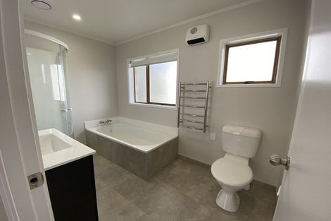Photo of property in 1/32 Shanaway Rise, Hillcrest, Auckland, 0627