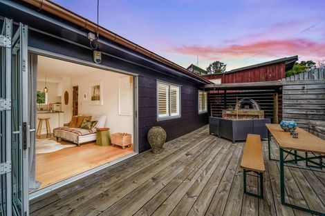 Photo of property in 110 Candia Road, Henderson Valley, Auckland, 0614