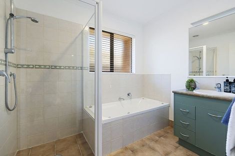 Photo of property in 33 Kate Sheppard Avenue, Torbay, Auckland, 0630