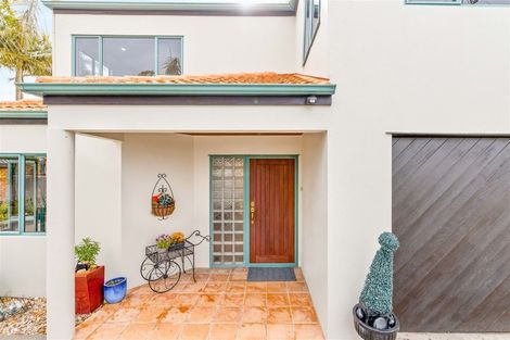 Photo of property in 122 Beach Road, Te Atatu Peninsula, Auckland, 0610