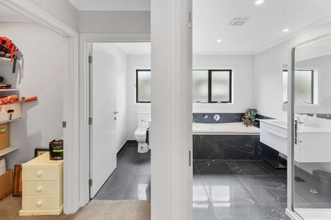 Photo of property in 28 Abby Road, Fitzherbert, Palmerston North, 4410