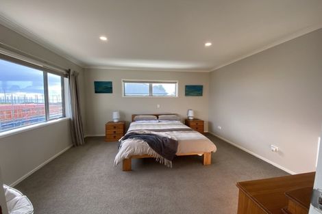 Photo of property in 20 Messenger Terrace, Oakura, 4314