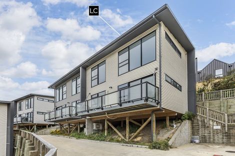 Photo of property in 15 Ara Patukawenga, Tawa, Wellington, 5028