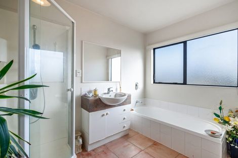 Photo of property in 12 Tyrico Close, Unsworth Heights, Auckland, 0632