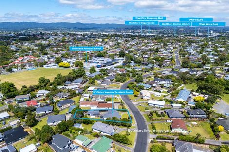 Photo of property in 57 Divich Avenue, Te Atatu South, Auckland, 0610