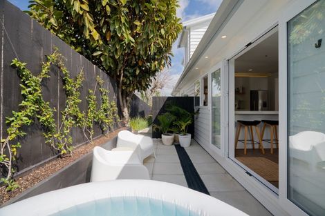 Photo of property in 2/6 Marsh Avenue, Forrest Hill, Auckland, 0620