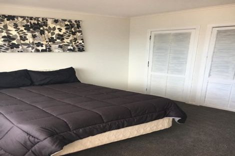 Photo of property in 60 Colwill Road, Massey, Auckland, 0614