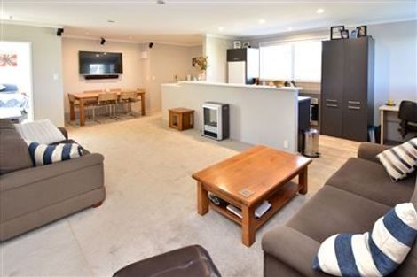 Photo of property in 1 Tindalls Bay Road, Tindalls Beach, Whangaparaoa, 0930