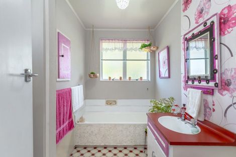 Photo of property in 2 Hornsby Street, Carterton, 5713