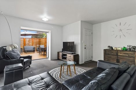 Photo of property in 11 Lanier Place, Glendene, Auckland, 0602