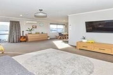 Photo of property in 9a Crispe Road, Clarks Beach, 2122