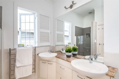 Photo of property in 41 Hanlon Crescent, Narrow Neck, Auckland, 0624