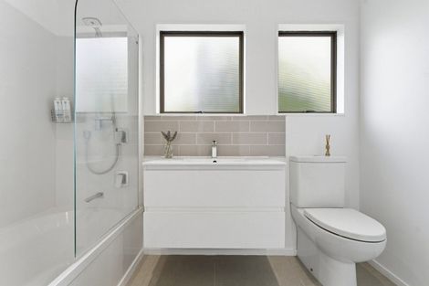 Photo of property in 2/26 Sunward Rise, Glenfield, Auckland, 0629