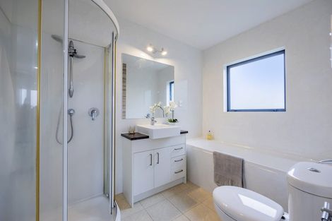 Photo of property in 3 Woodall Place, Totara Vale, Auckland, 0627