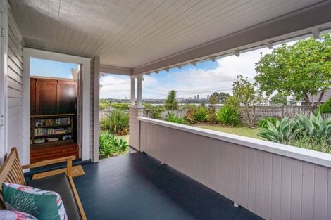 Photo of property in 2/10 Birkley Road, Bayswater, Auckland, 0622