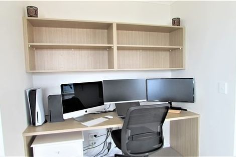 Photo of property in 10 Cromwell Point, Newlands, Wellington, 6037