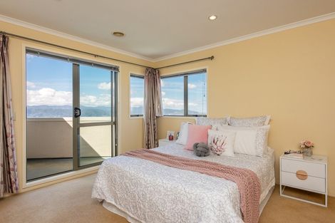 Photo of property in 42 Dress Circle, Newlands, Wellington, 6037