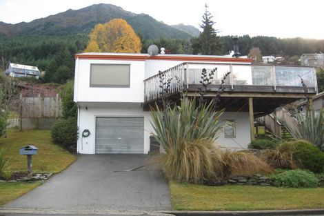 Photo of property in 34 Wynyard Crescent, Fernhill, Queenstown, 9300