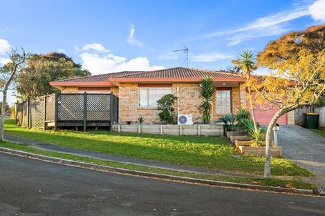 Photo of property in 28 Ginders Drive, Massey, Auckland, 0614