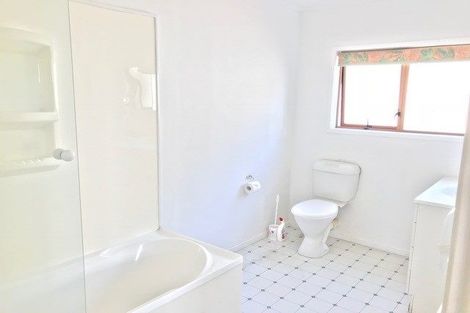 Photo of property in 106a Stanley Point Road, Stanley Point, Auckland, 0624