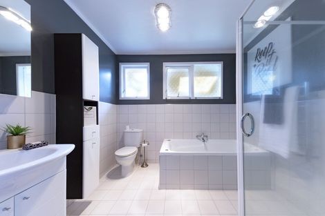 Photo of property in 76 Tiroroa Avenue, Te Atatu South, Auckland, 0610