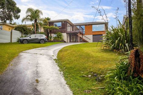Photo of property in 8 Rauhuia Crescent, Parau, Auckland, 0604