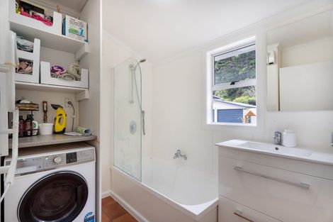 Photo of property in 35 Elmslie Road, Pinehaven, Upper Hutt, 5019