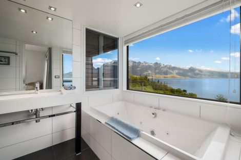 Photo of property in 62 Cedar Drive, Kelvin Heights, Queenstown, 9300