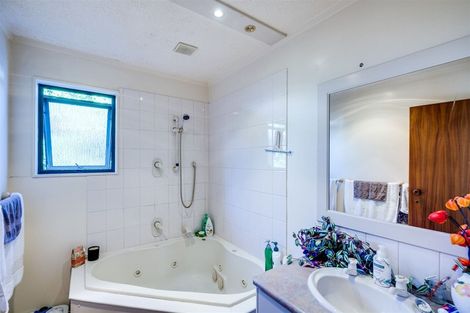 Photo of property in 2 Yeo Place, Taradale, Napier, 4112