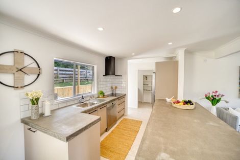 Photo of property in 15 Weka Close, Red Beach, 0932