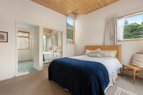 Photo of property in 18 Evergreen Place, Sunshine Bay, Queenstown, 9300