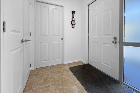 Photo of property in 8a Hauraki Crescent, Pinehill, Auckland, 0632