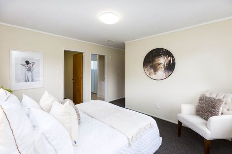 Photo of property in 1 Deller Grove, Silverstream, Upper Hutt, 5019