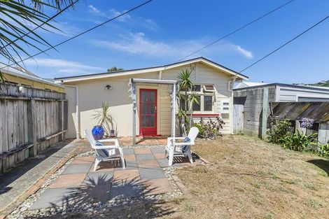 Photo of property in 137 Apu Crescent, Lyall Bay, Wellington, 6022
