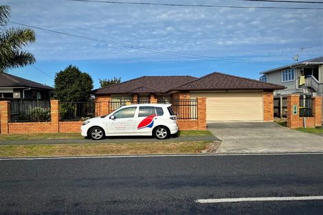 Photo of property in 106a Simpson Road, Henderson Valley, Auckland, 0614