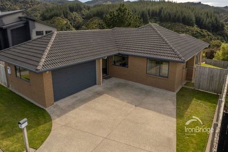 Photo of property in 13 Percy Kinsman Crescent, Riverstone Terraces, Upper Hutt, 5018