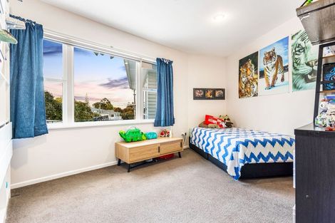 Photo of property in 15 Divich Avenue, Te Atatu South, Auckland, 0610