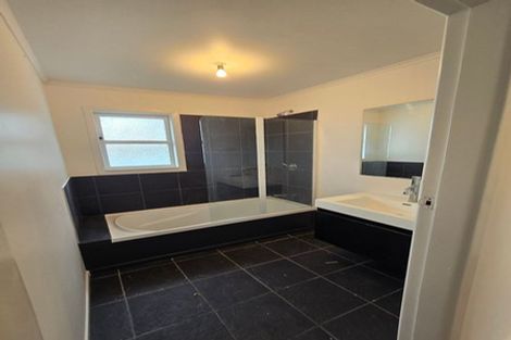 Photo of property in 17 Collingwood Road, Waiuku, 2123