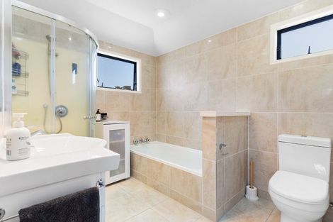 Photo of property in 17a Horotutu Road, Greenlane, Auckland, 1061