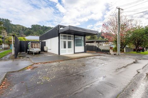 Photo of property in 68 Pinehaven Road, Pinehaven, Upper Hutt, 5019