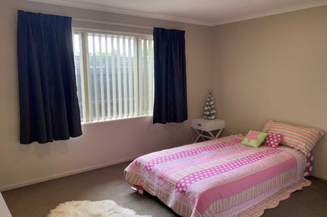 Photo of property in 6 Papaumu Green, Parklands, Christchurch, 8083
