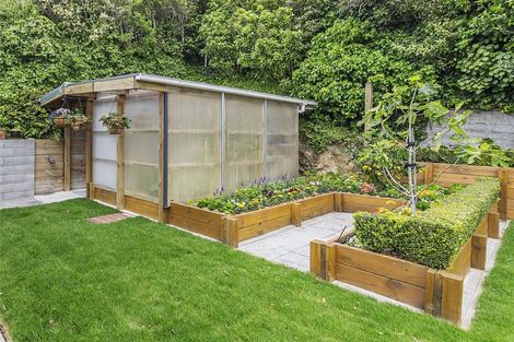 Photo of property in 58 Nicholson Road, Khandallah, Wellington, 6035