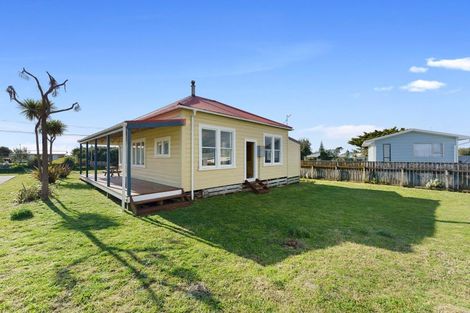 Photo of property in 34 Manga-pirau Street, Waikawa Beach, Manakau, 5573